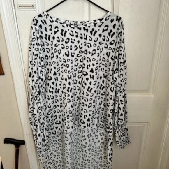 Women's Clothing - Picture 4 of 16